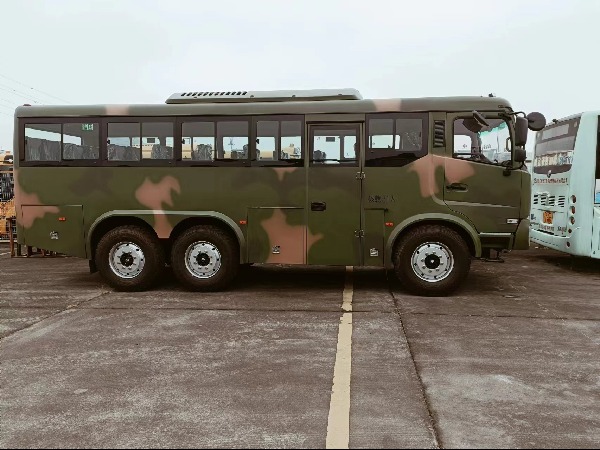東風(fēng)六驅森林越野運兵車(chē)