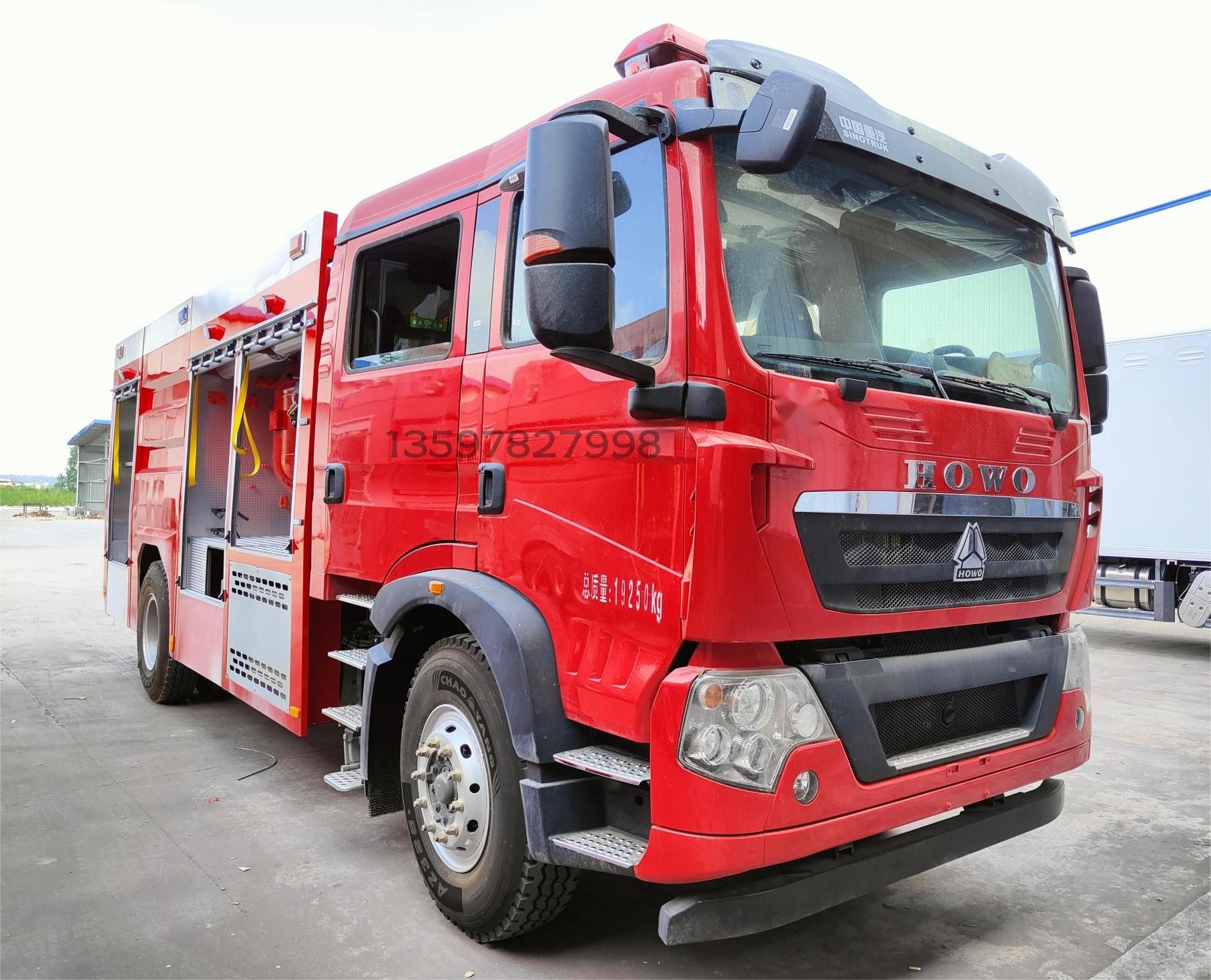 豪沃7噸干粉泡沫聯(lián)用消防車(chē)