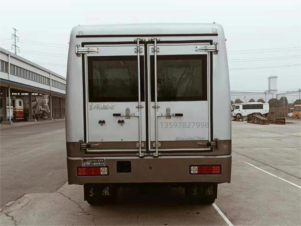 東風(fēng)17人運兵車(chē)